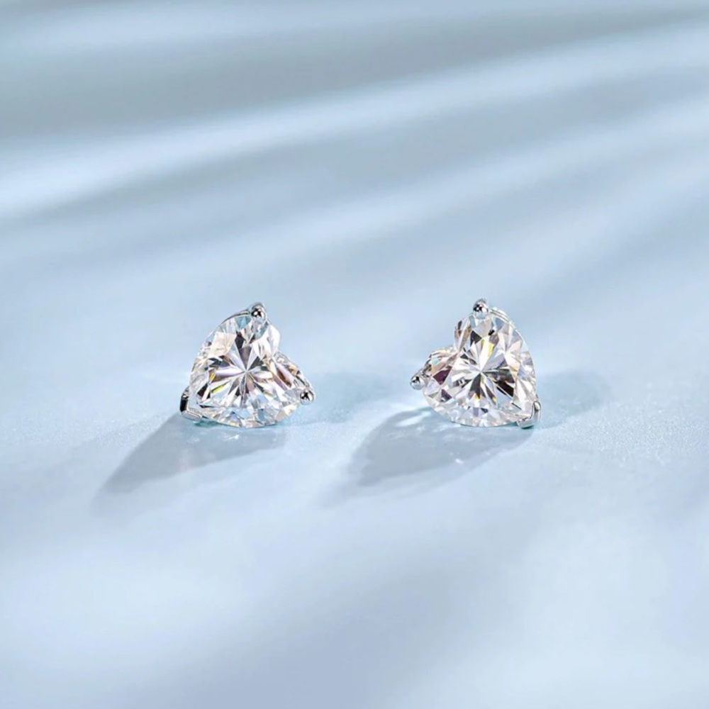 Sterling silver heart 🤍 stud earrings - Picture 3 of 4